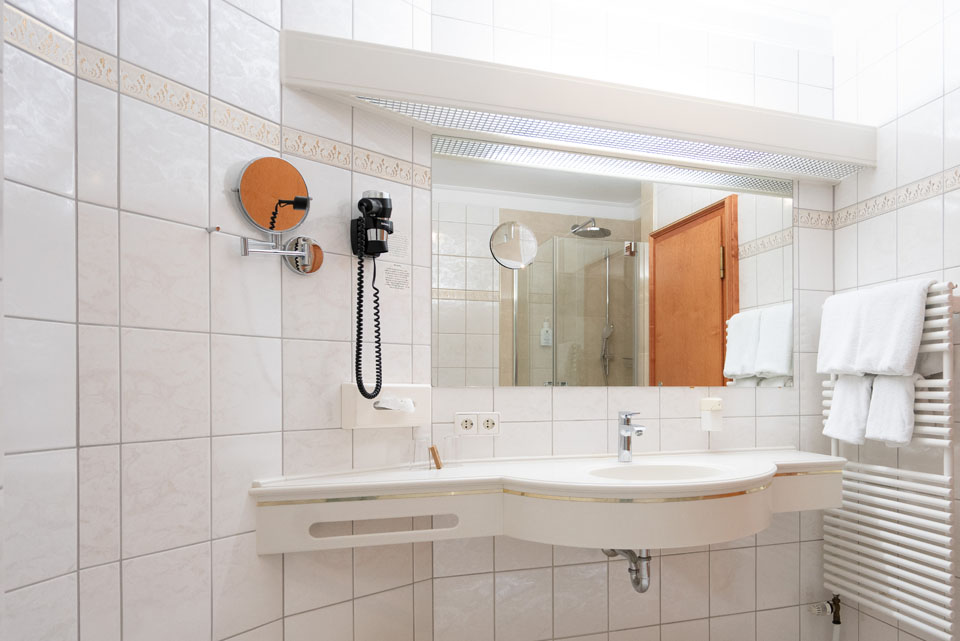 Doppelzimmer Classic Badezimmer Spiegel und Waschbecken | Hotel Adler